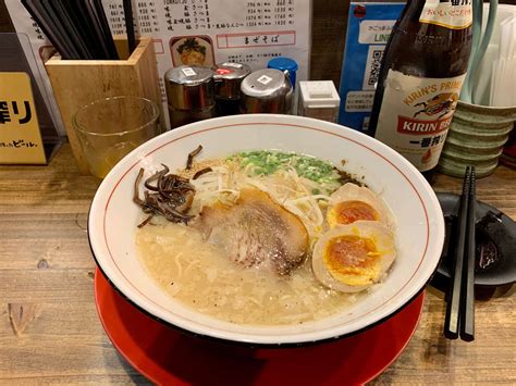  Hakata Ramen: Lezzetli Bir Izgara Deneyimi ve İçinde Dans Eden Eriyen Tatlar!