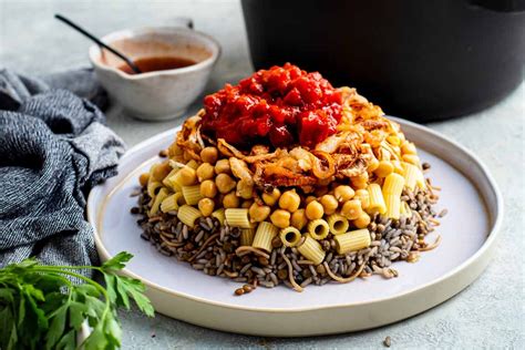  Koshari! Tatlı ve Ekşi Lezzetlerin Bir Araya Geldiği Mistik Bir Mısır Tabağı