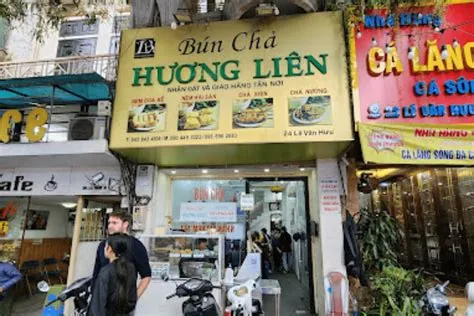  Bún Chả Hương Liêu: Yeni Lezzet Keşiflerine Açılan Bir Kapı ve Lezzetli Sokak Yiyeceklerinin Simgesi!