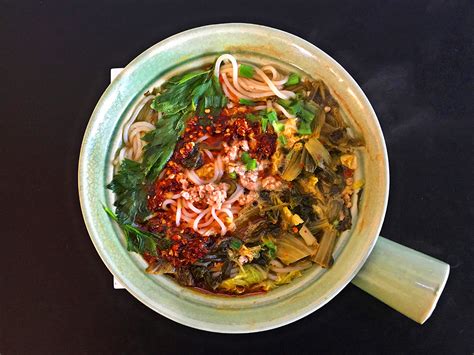  Crossing Flavors and Textures:  Spicy, Fragrant Guoqiao Mixian Noodles Will Ignite Your Taste Buds!