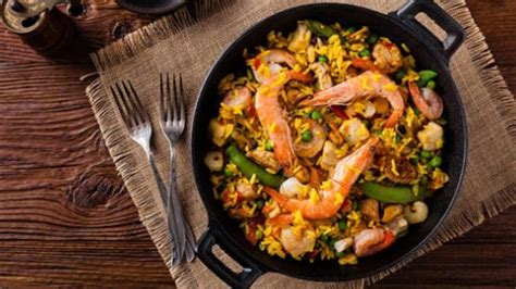  Paella de Mariscos: Denizin Tazeliği ve İspanya'nın Sıcak Güneşinde Kavrulmuş Bir Şölen!