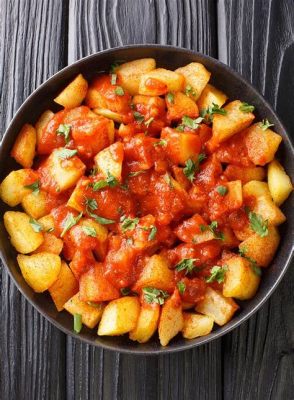  Patatas Bravas: Sıcak, Kızarmış Patateslerin Üzerinde Bir Ateş Fırtınası ve Kremalı Sosların Cazibesi!