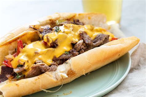  Philadelphia Cheesesteak: Bir Sokak Lezzeti İçin Fırınlanmış Ekmeğin İçi ve Eriyen Peynirin Cazibesine Teslim Olun!