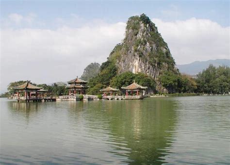  Zhaoqing Şehri'nin Lezzetli Mirası: Yumuşak ve İnce Zhaoqing Güveç!